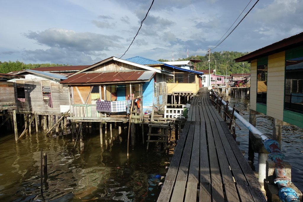 Кампонг-Айер: крупнейшая в мире деревня на воде