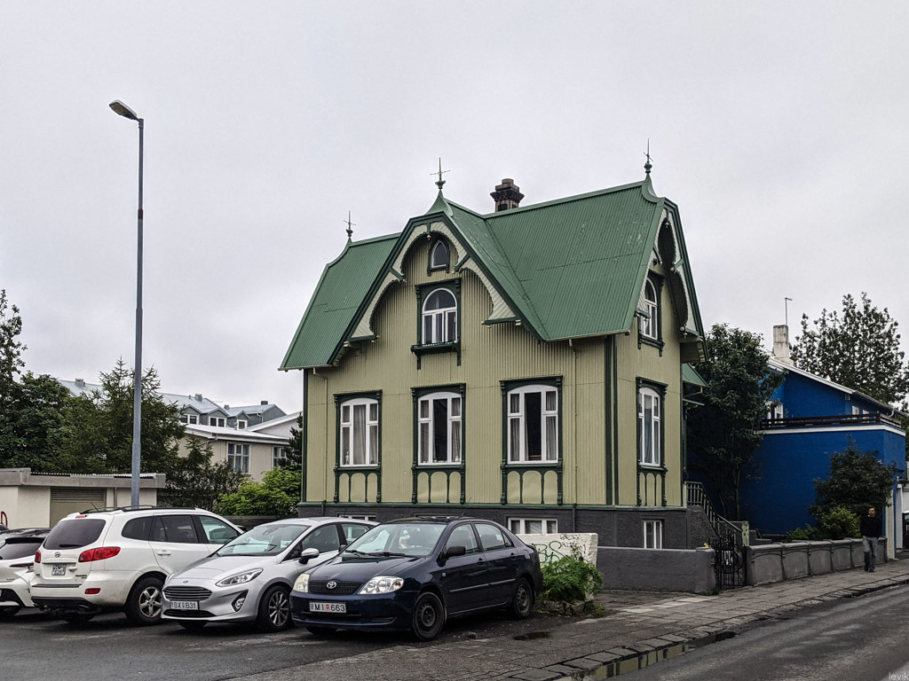 Исландия: домики из профлиста 