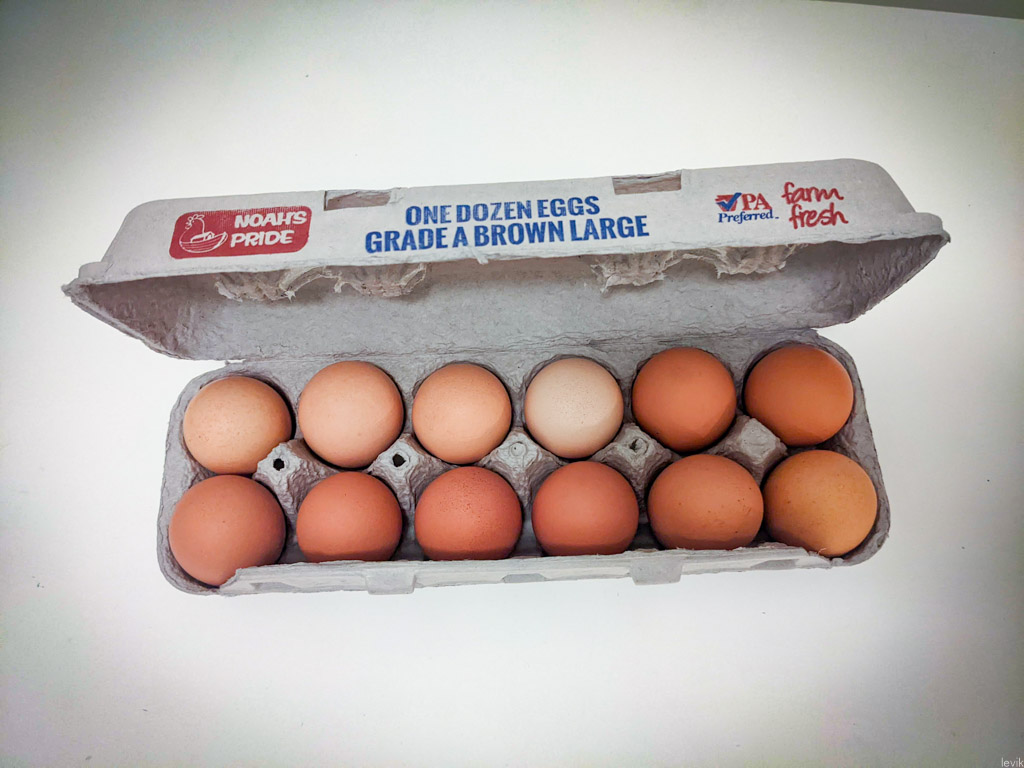Цены на яйца в странах. Упаковка яиц Америка. Американские яйца. Яйца 10 штук. Фермерские яйца упаковка.